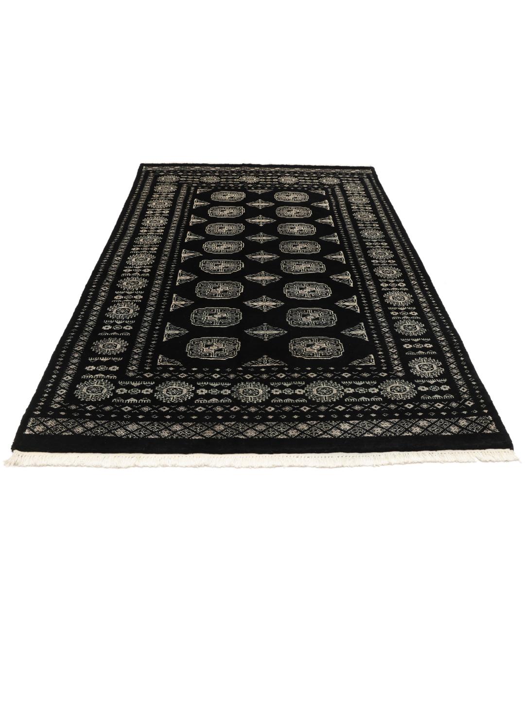 Handgeknoopt Pakistan Bokhara tapijt in zwart met traditionele motieven.