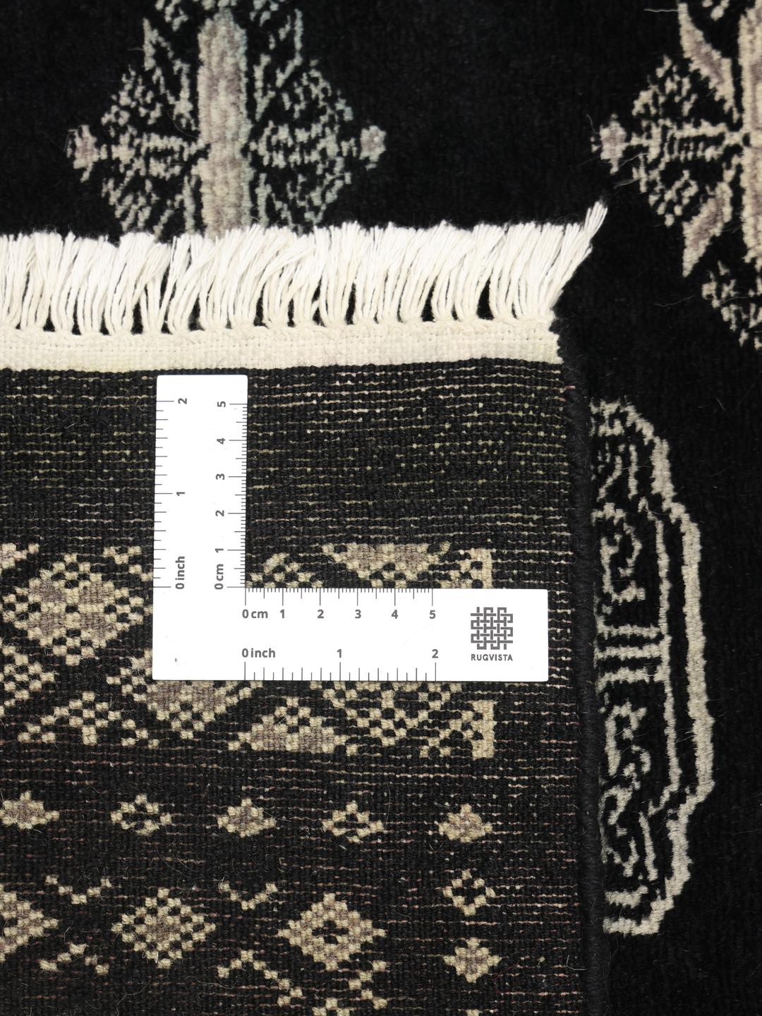 Handgeknoopt Pakistan Bokhara tapijt in zwart met traditionele motieven.
