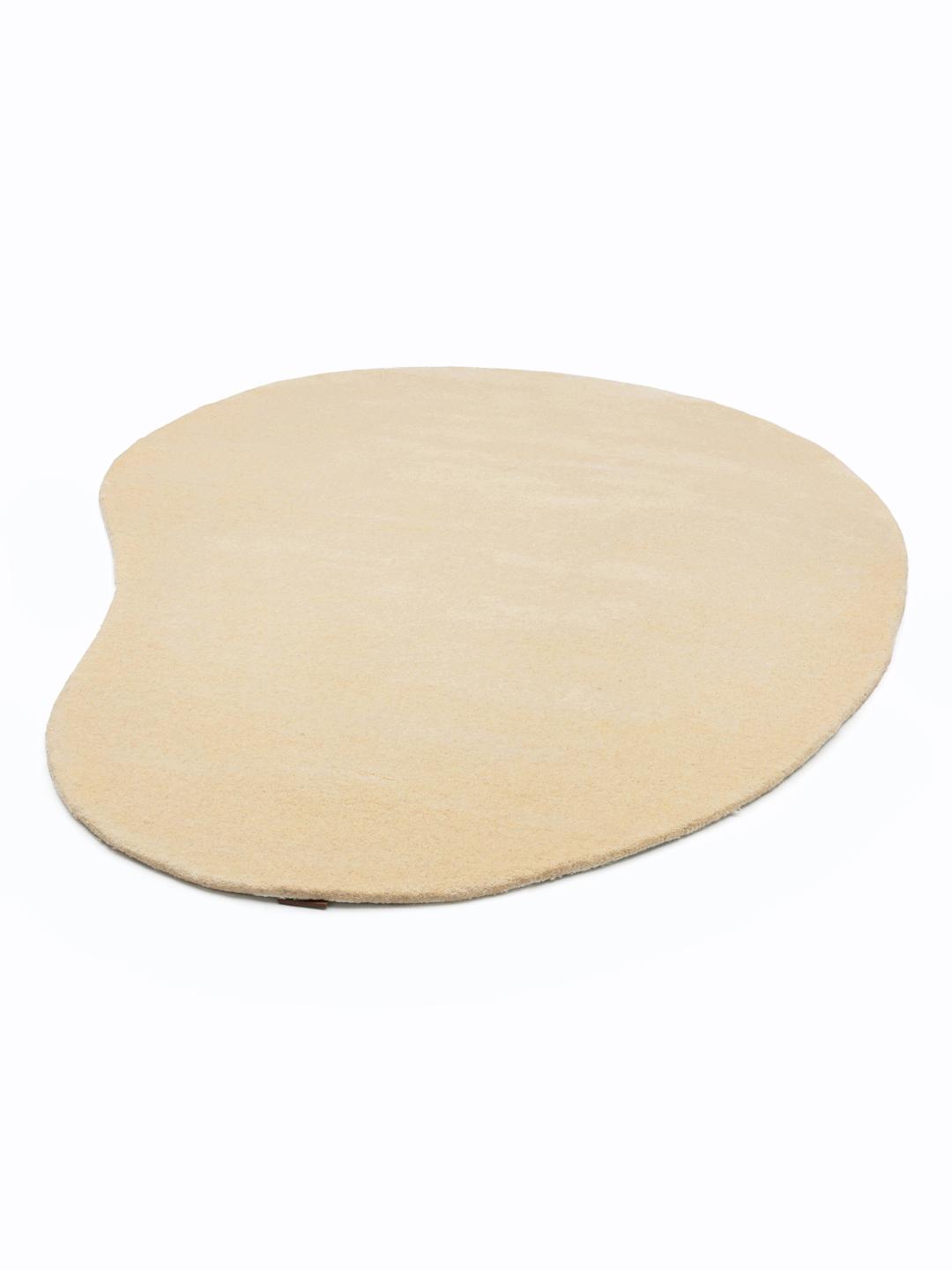 Beanie-tæppe i beige med en uregelmæssig form