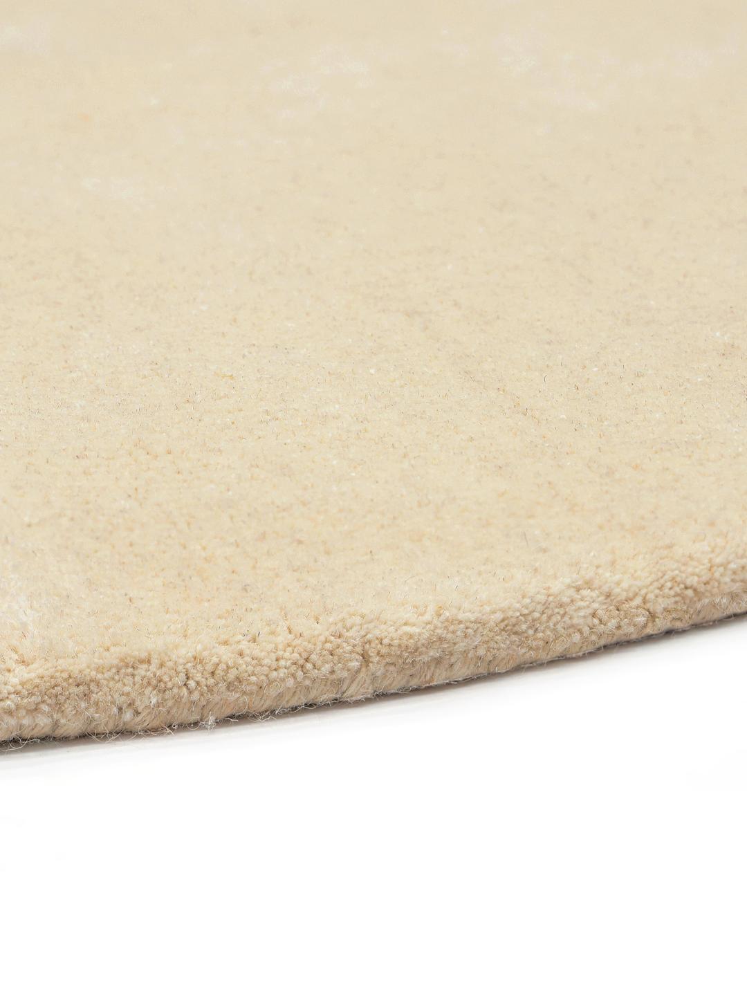 Beanie-tæppe i beige med en uregelmæssig form
