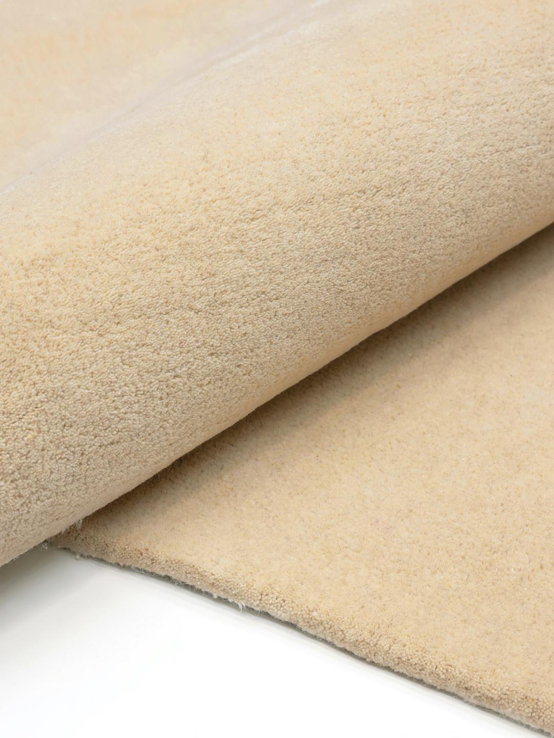 Beanie-tæppe i beige med en uregelmæssig form