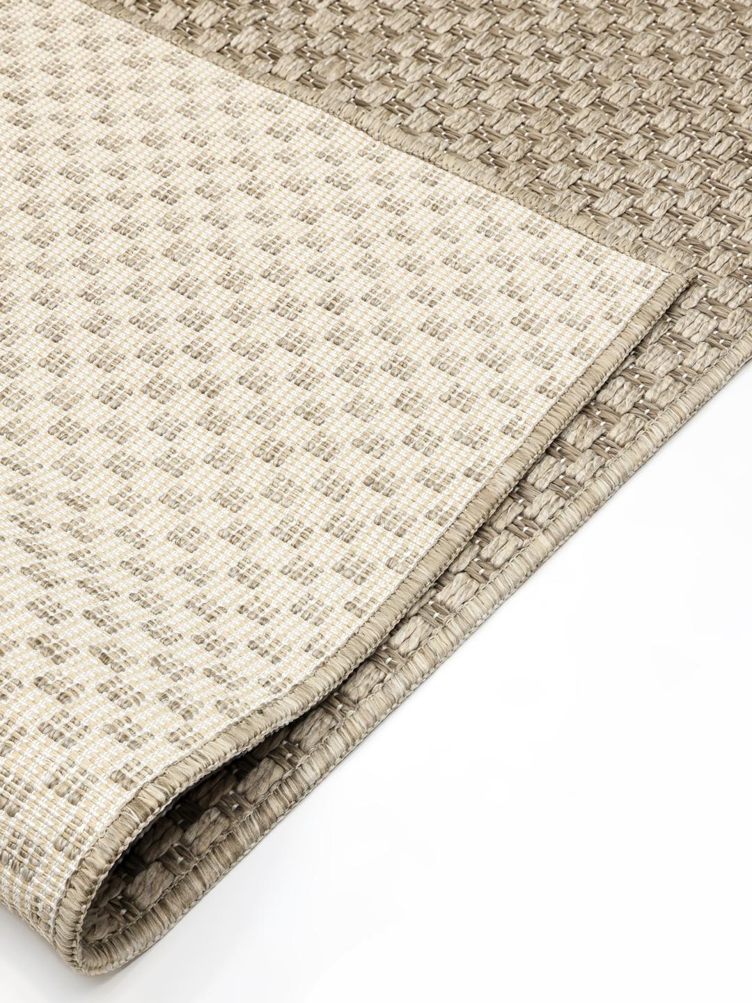 Beige tæppe med et struktureret mønster