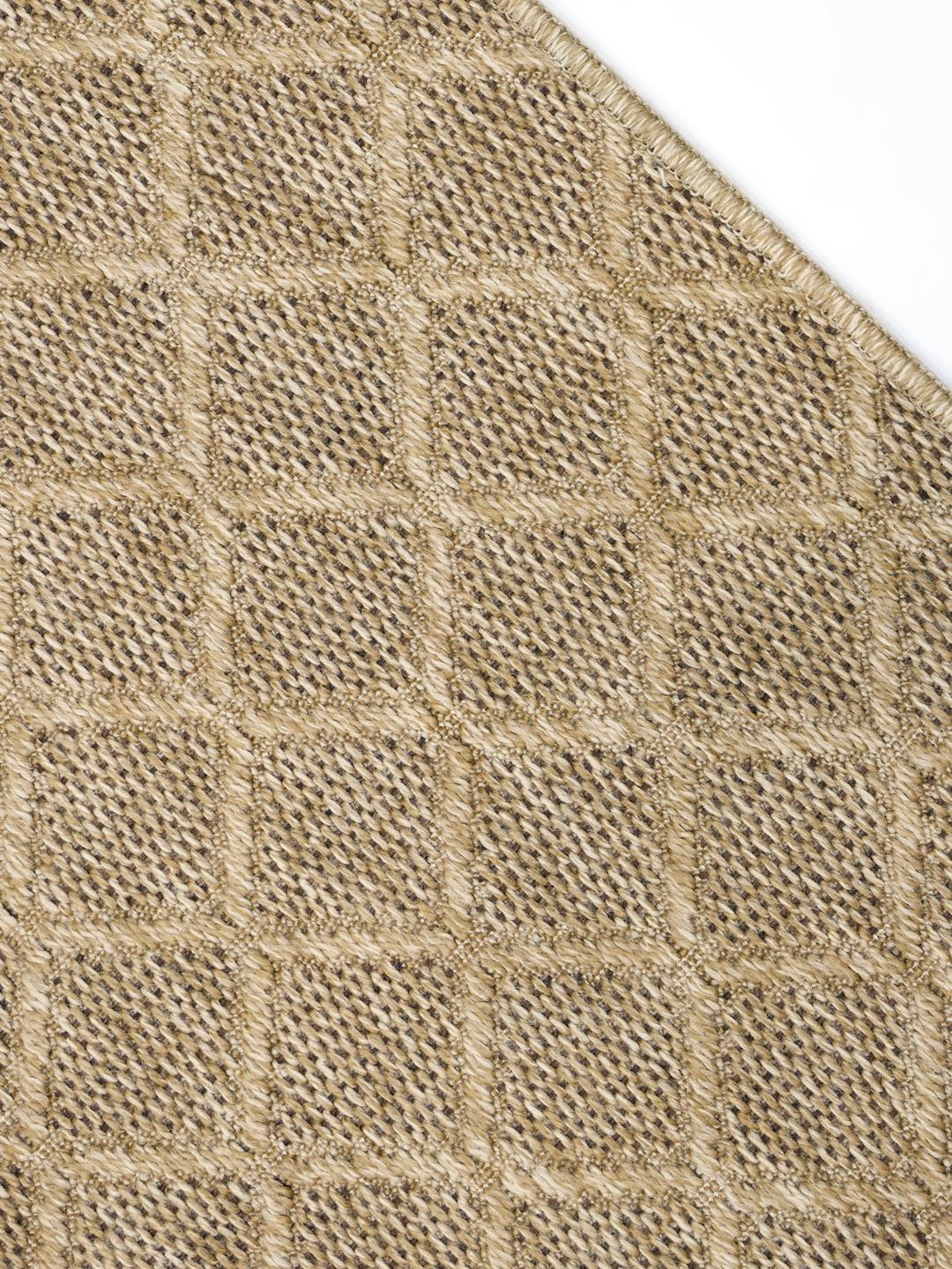 Tapis beige avec un motif géométrique
