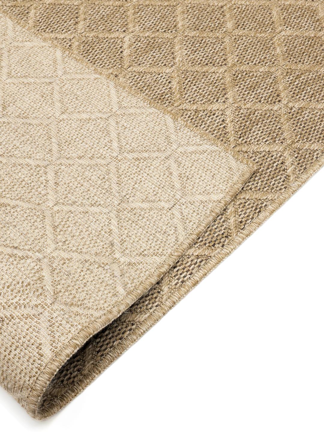 Tapis beige avec un motif géométrique