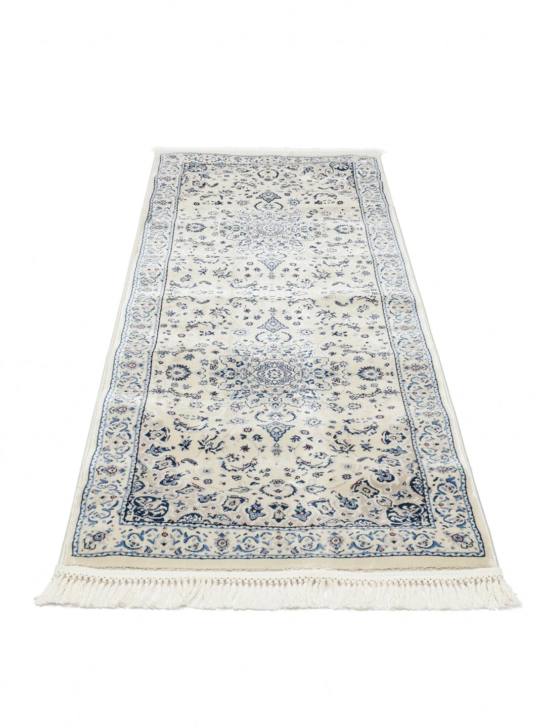 Een lange crème witte loper met blauwe florale details