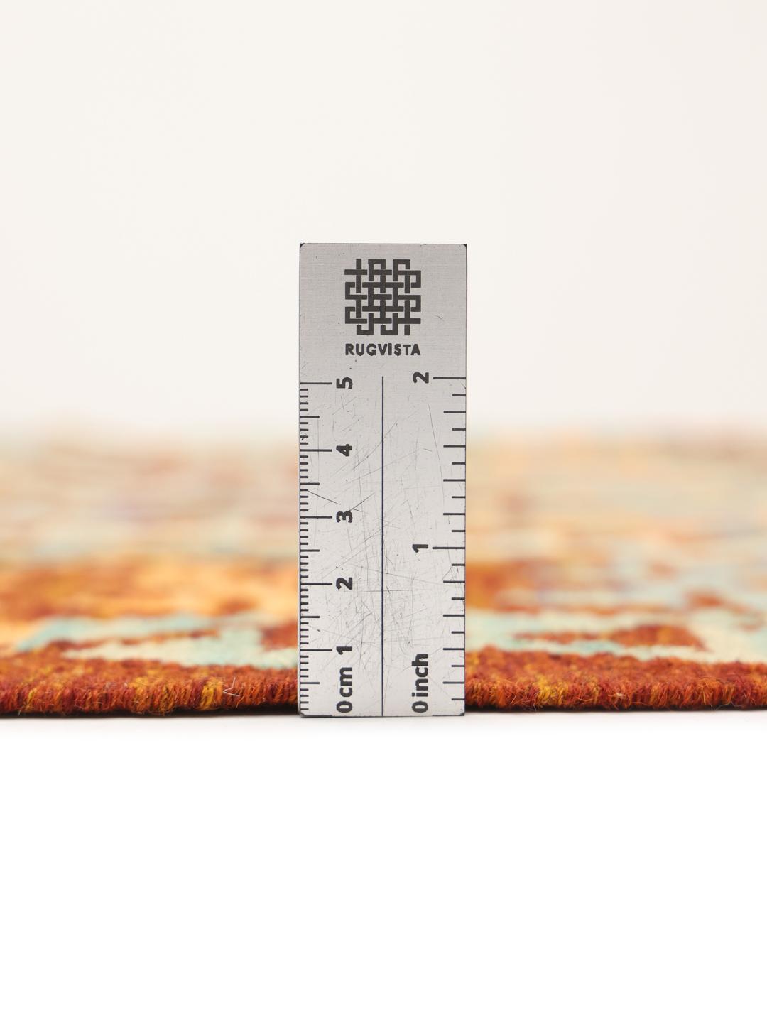 Un tapis Kelim afghan rectangulaire tissé à la main présentant un motif en losange vibrant et multicolore.