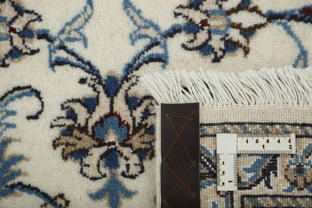Håndknyttet Nain løber med blomstermønstre i blå og beige toner
