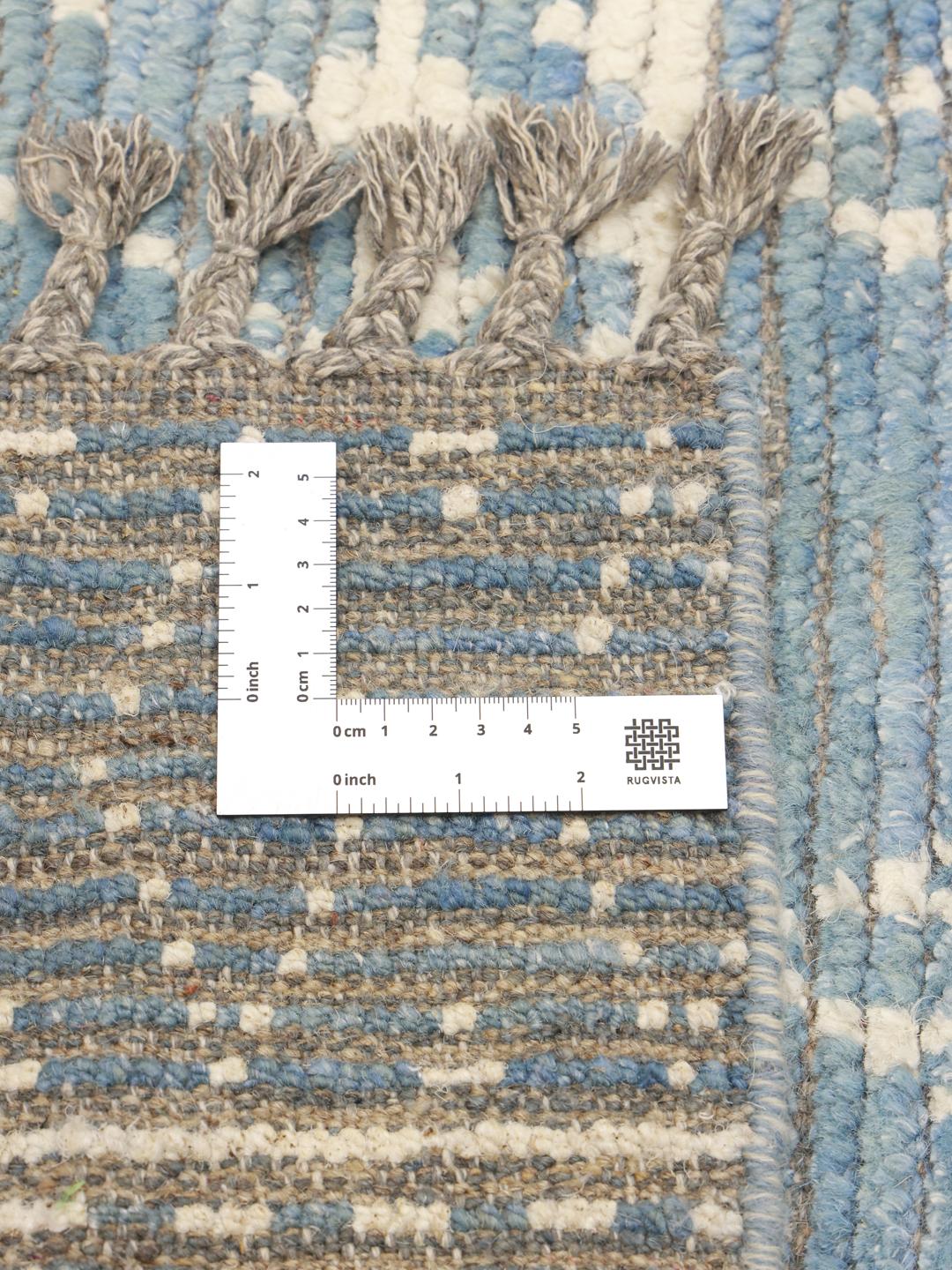 Handgeknoopt Afghaans tapijt met geometrische patronen in blauw en crème