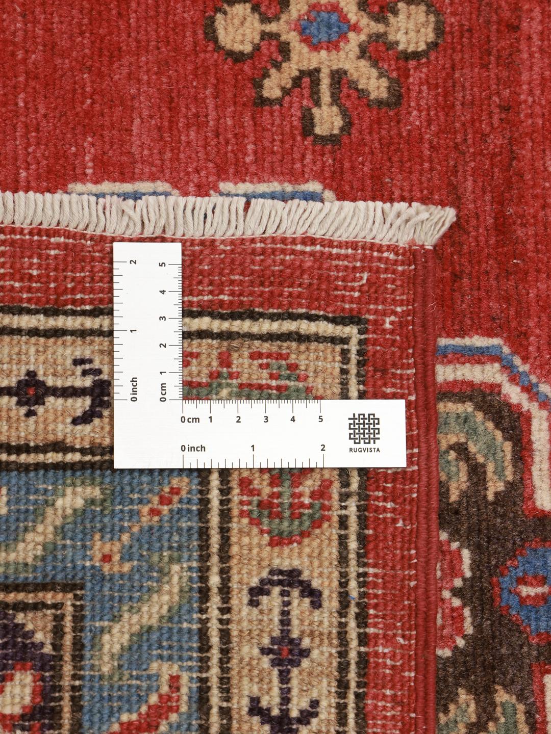Ein handgeknüpfter afghanischer Kazak-Teppich mit einem lebendigen roten Feld und komplexen geometrischen Mustern.