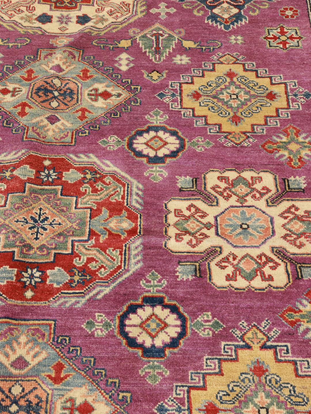 Tapis Kazak afghan noué à la main avec un champ violet éclatant et des motifs géométriques complexes