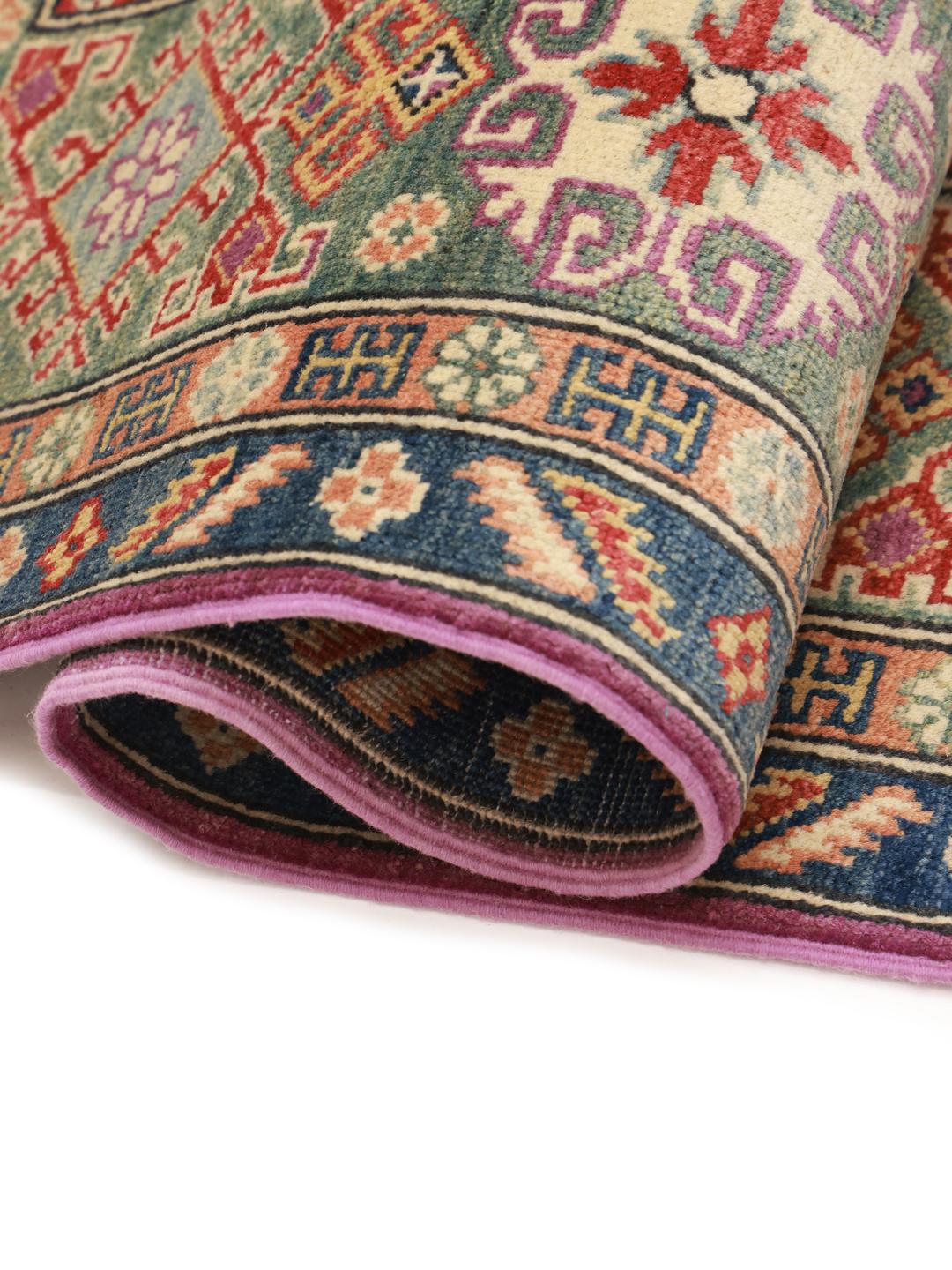 Tapis Kazak afghan noué à la main avec un champ violet éclatant et des motifs géométriques complexes