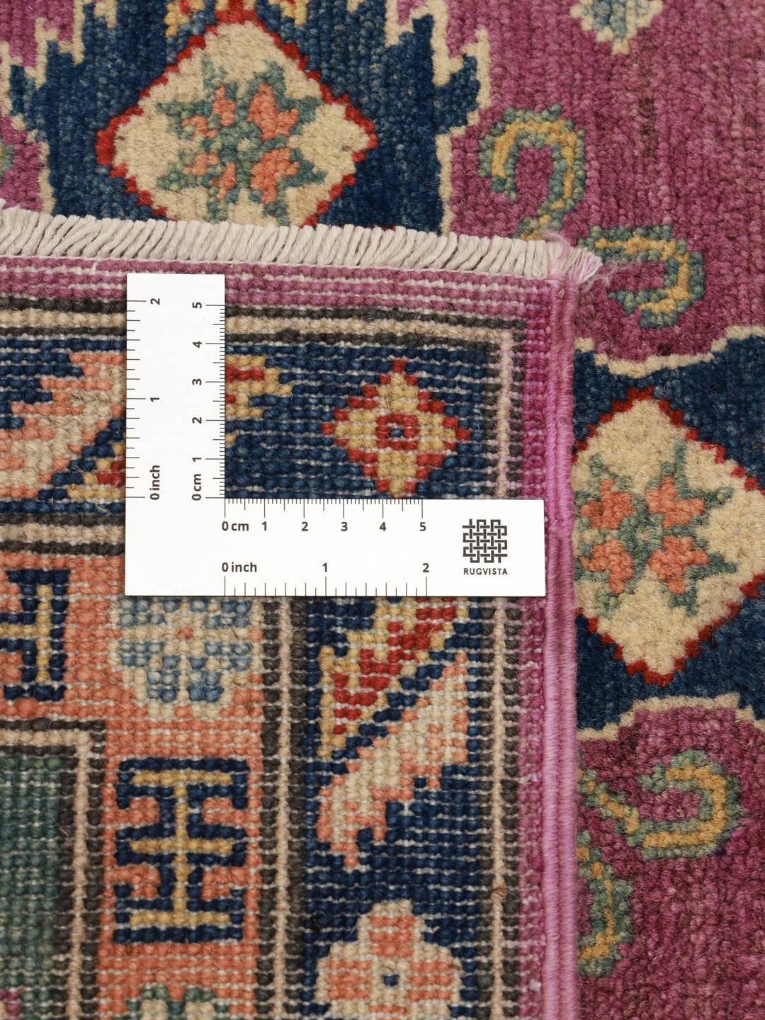 Tapis Kazak afghan noué à la main avec un champ violet éclatant et des motifs géométriques complexes