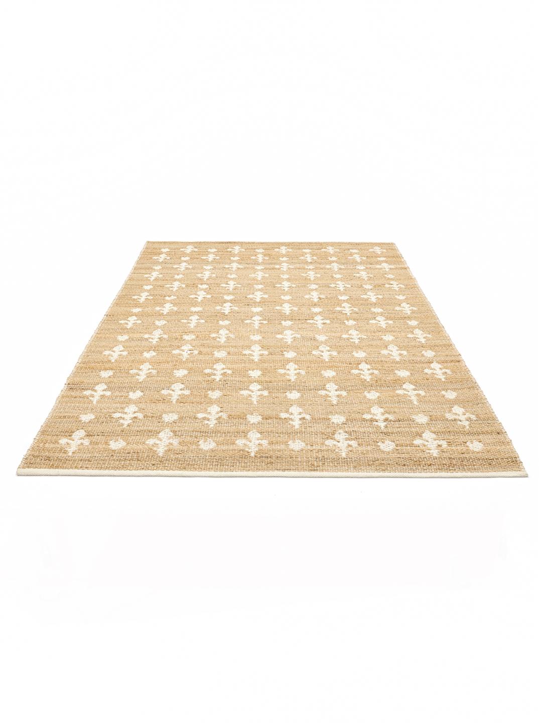Beige tæppe med naturlig vævet struktur