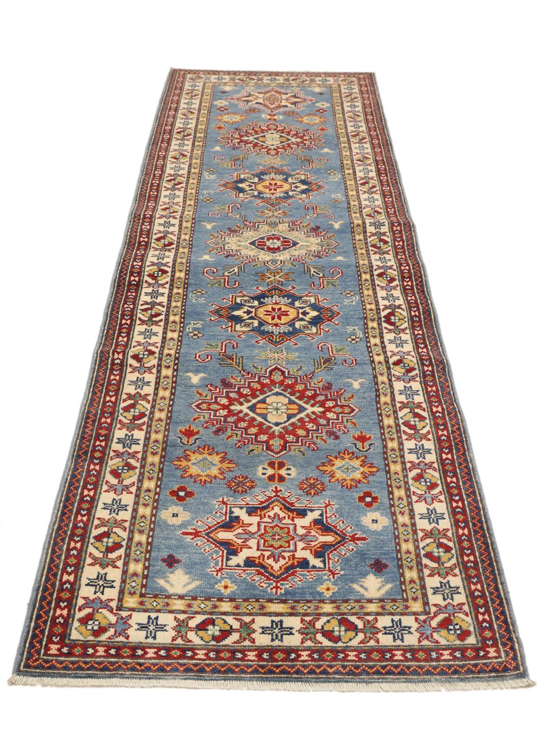 Un tapis de couloir Kazak bleu noué à la main en provenance d'Afghanistan avec des motifs géométriques.
