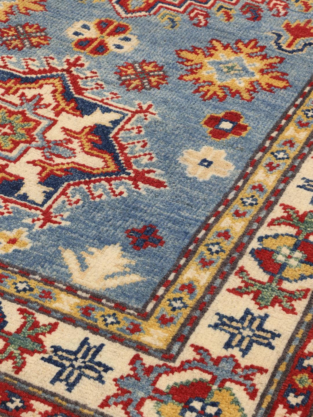 Un tapis de couloir Kazak bleu noué à la main en provenance d'Afghanistan avec des motifs géométriques.