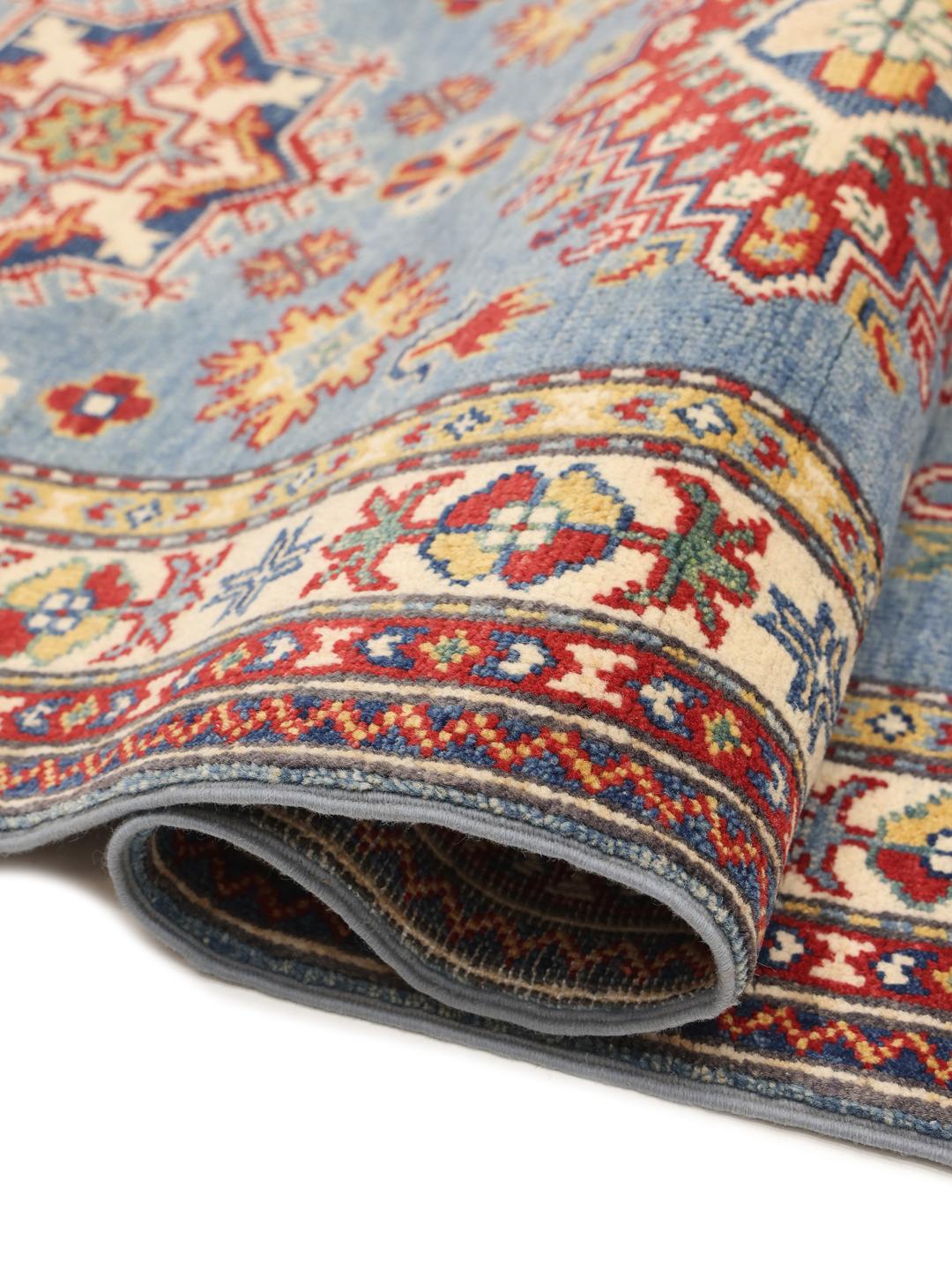 Un tapis de couloir Kazak bleu noué à la main en provenance d'Afghanistan avec des motifs géométriques.