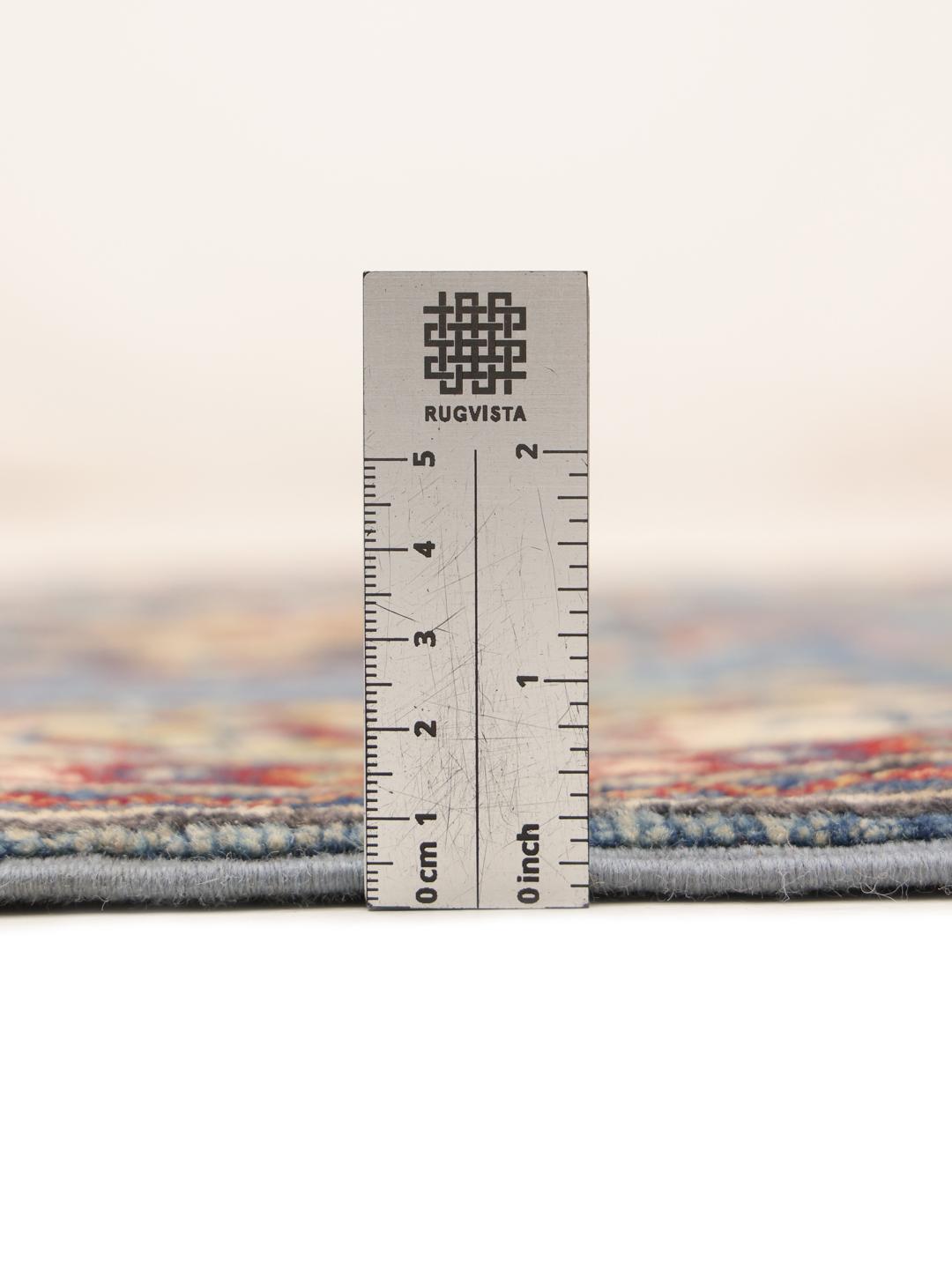 Un tapis de couloir Kazak bleu noué à la main en provenance d'Afghanistan avec des motifs géométriques.