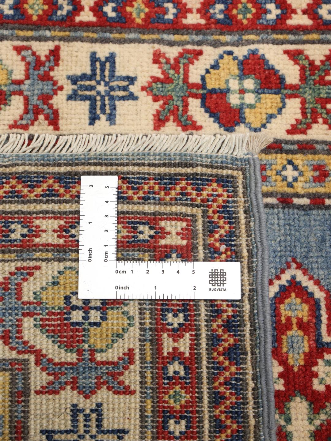 Un tapis de couloir Kazak bleu noué à la main en provenance d'Afghanistan avec des motifs géométriques.