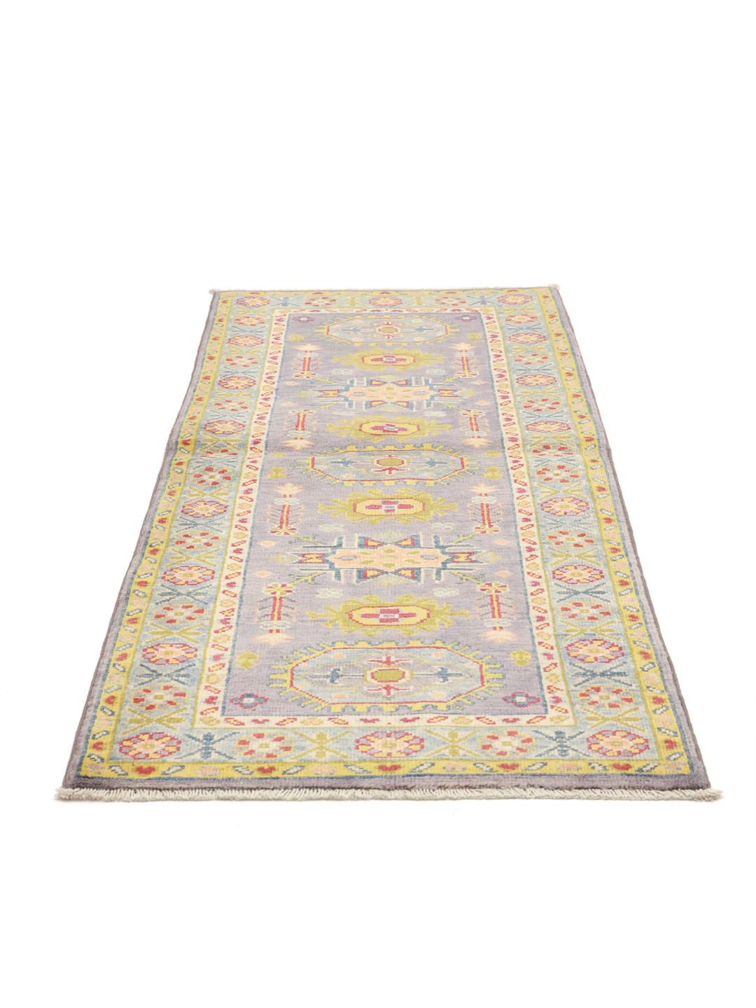 Tapis couloir Kazak noué à la main en provenance d'Afghanistan avec un champ gris et des motifs géométriques colorés