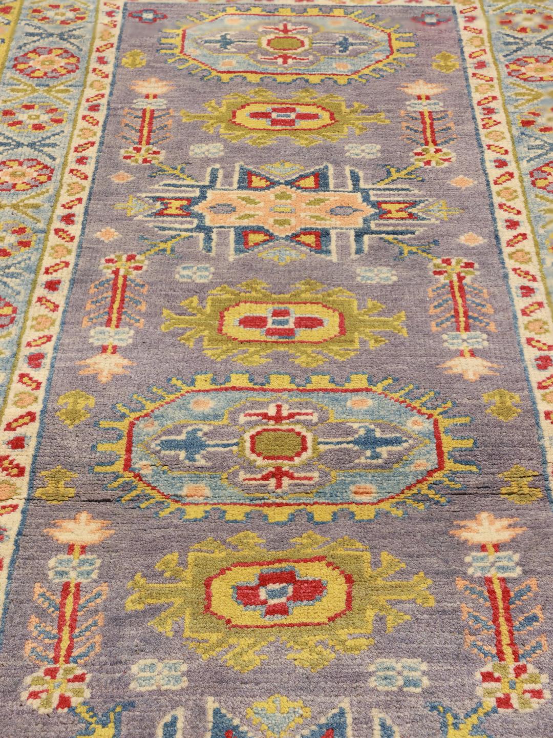 Tapis couloir Kazak noué à la main en provenance d'Afghanistan avec un champ gris et des motifs géométriques colorés