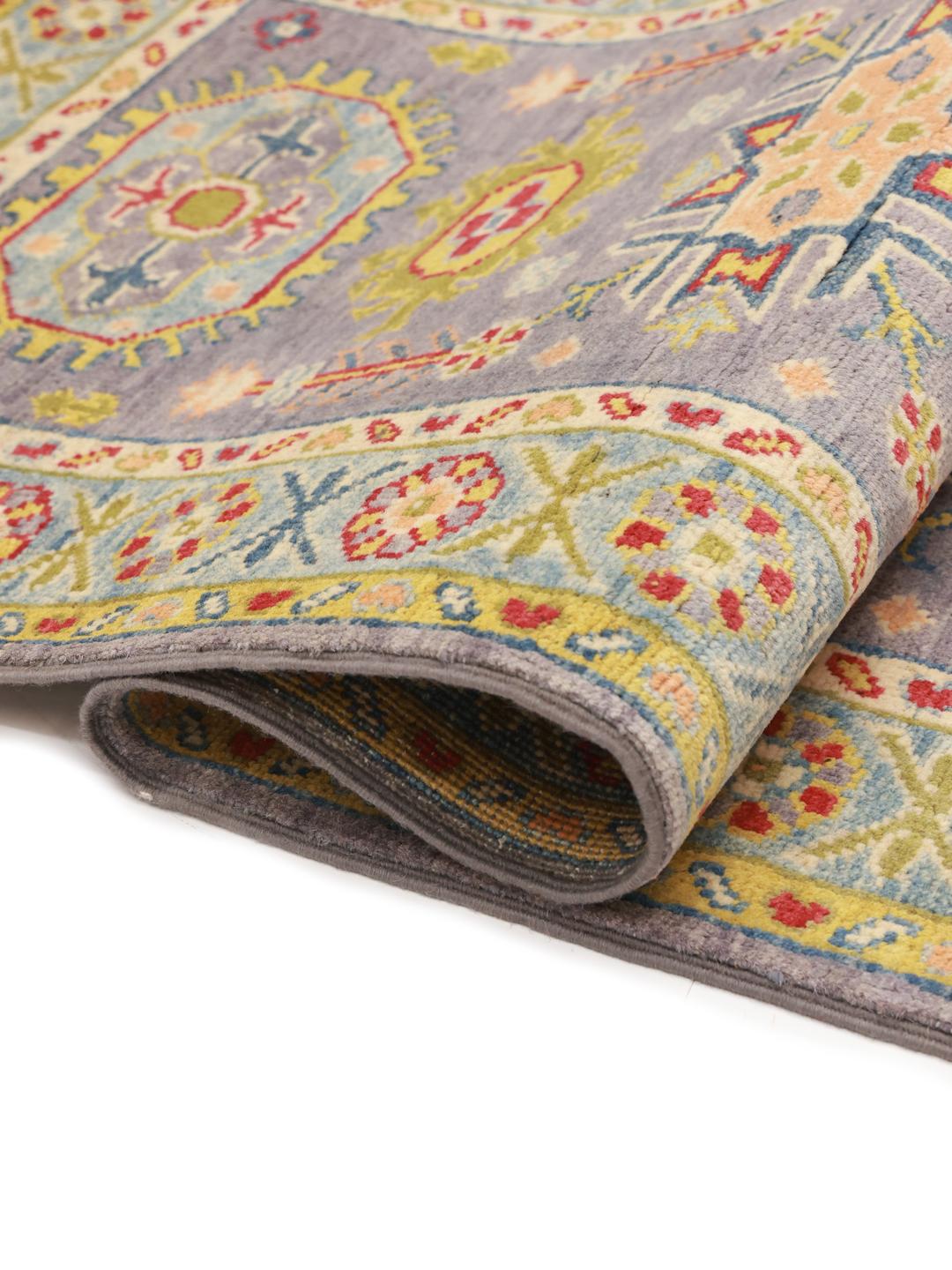 Tapis couloir Kazak noué à la main en provenance d'Afghanistan avec un champ gris et des motifs géométriques colorés