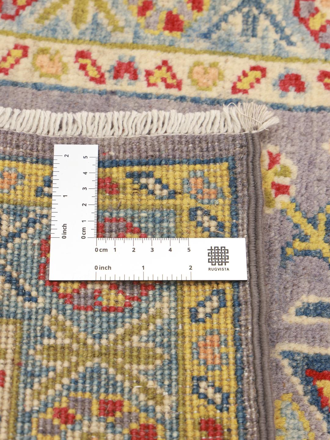 Tapis couloir Kazak noué à la main en provenance d'Afghanistan avec un champ gris et des motifs géométriques colorés