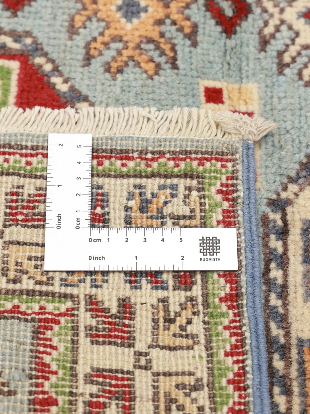 Een handgeknoopt Kazak-tapijt uit Afghanistan met blauwe en rode geometrische patronen.