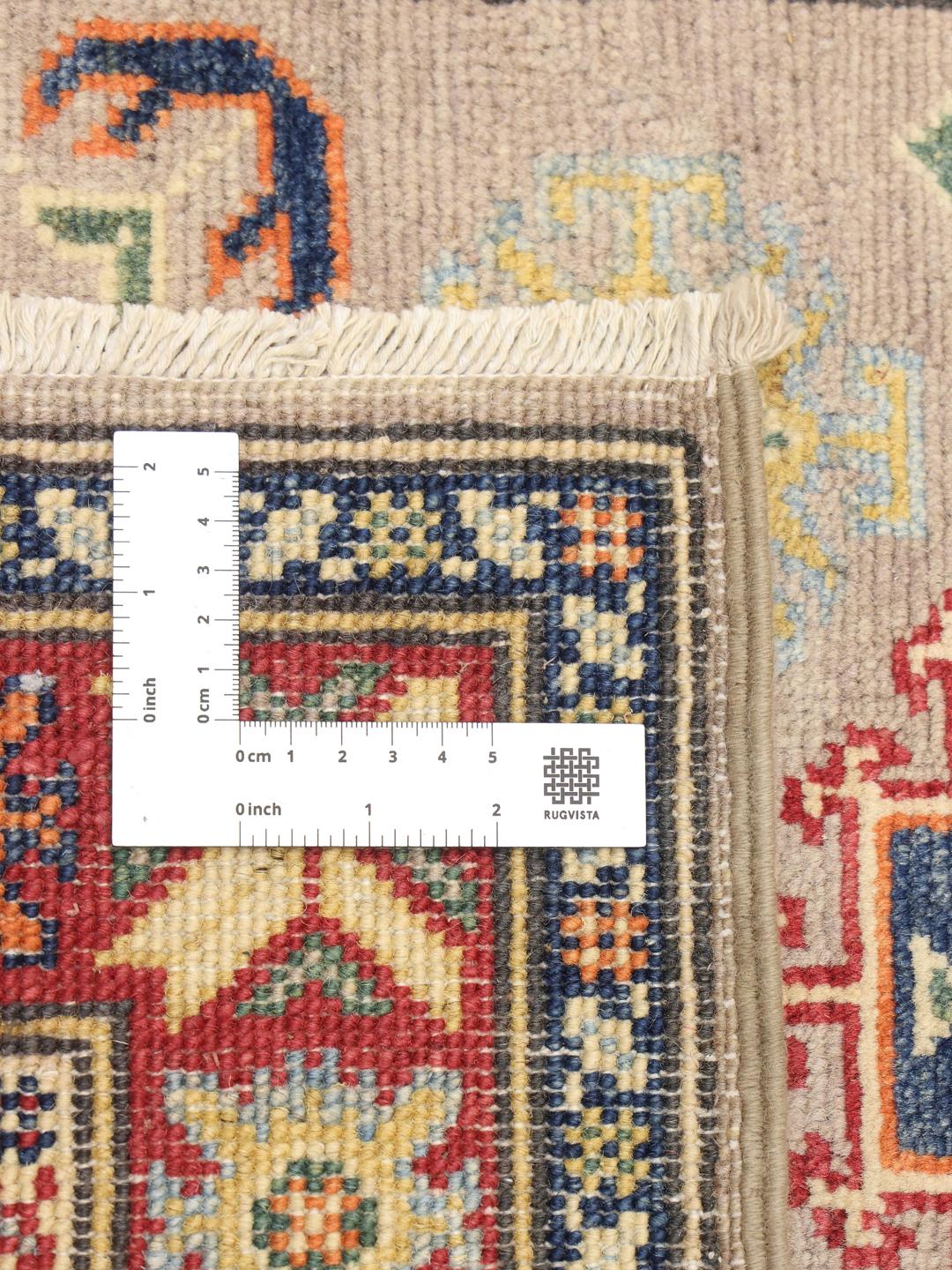 Ręcznie tkany afgański dywan Kazak z szarym tłem i żywymi geometrycznymi wzorami.