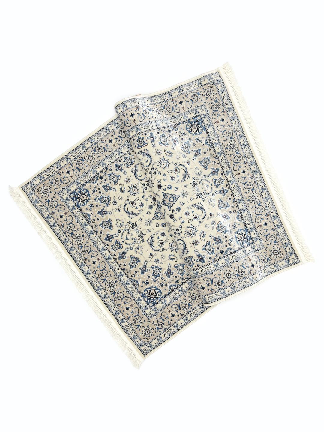 Beige en lichtblauw tapijt met een klassiek medaillonontwerp