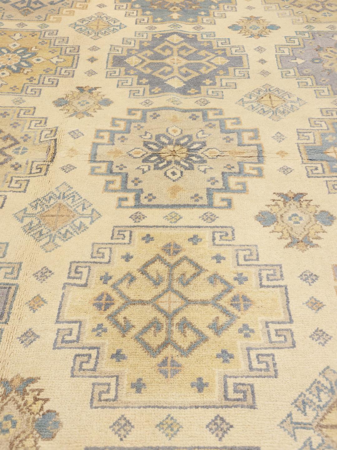 Handgeknüpfter afghanischer Kazak-Teppich mit geometrischen Mustern in Blau und Beige