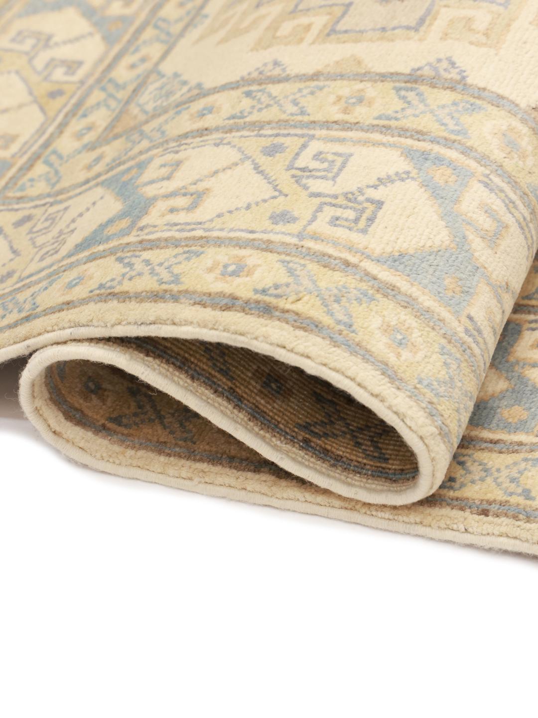 Handgeknüpfter afghanischer Kazak-Teppich mit geometrischen Mustern in Blau und Beige