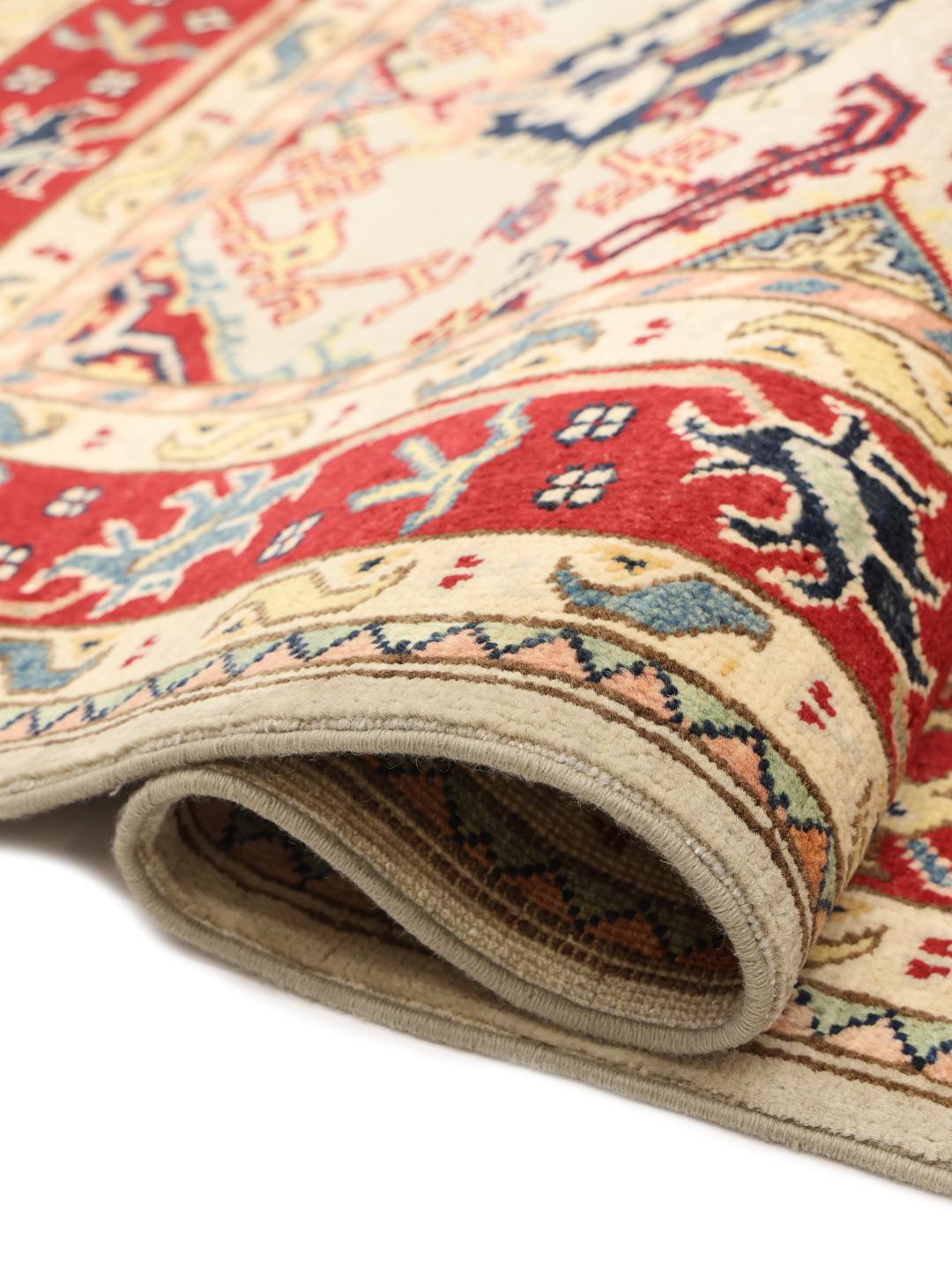 Tapis afghan noué à la main avec des motifs géométriques colorés sur un fond clair