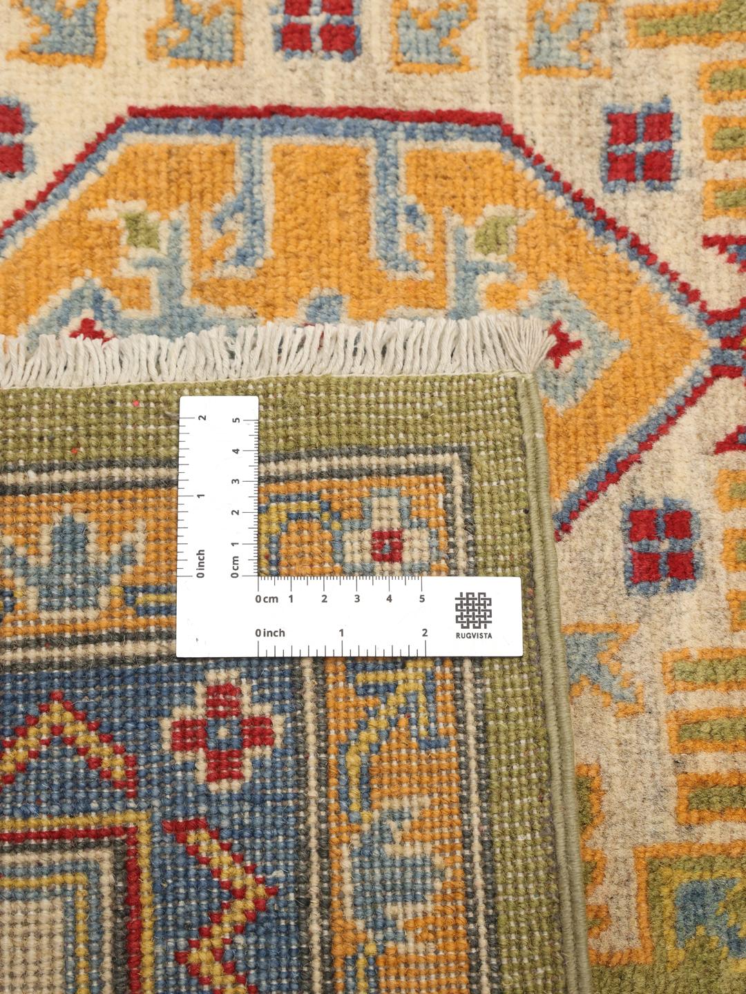 Handgeknoopt Kazak-tapijt uit Afghanistan met een levendig groen veld en geometrische patronen.