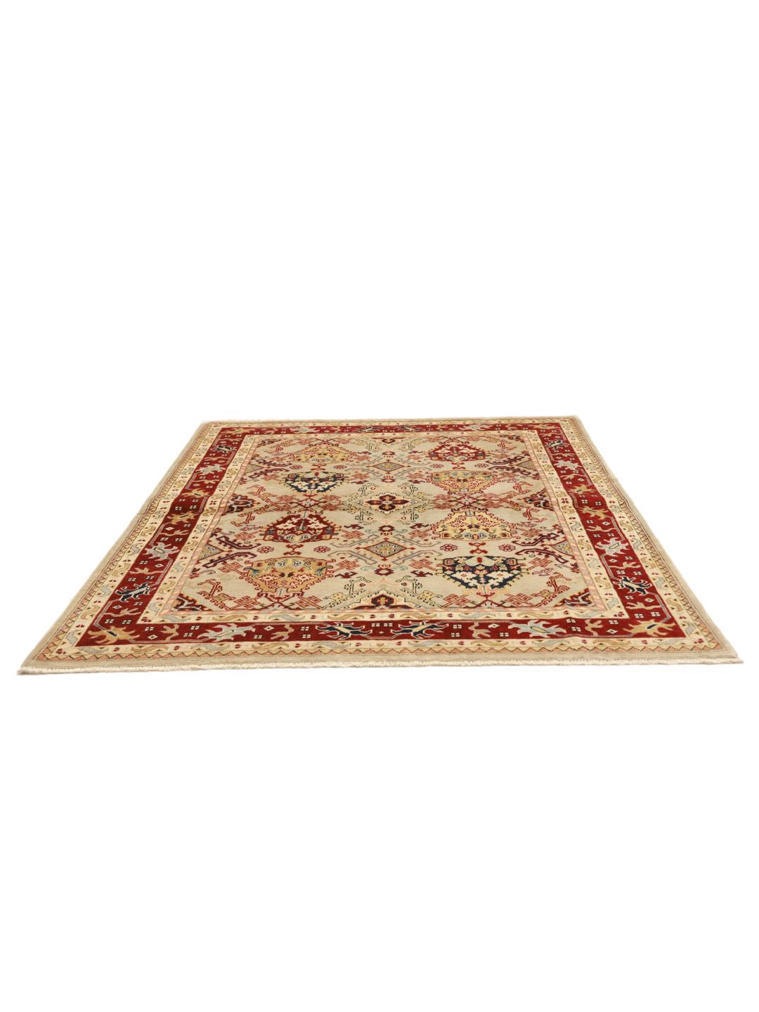 Tapis Kazak noué main originaire d'Afghanistan dans des tons beige et rouge.