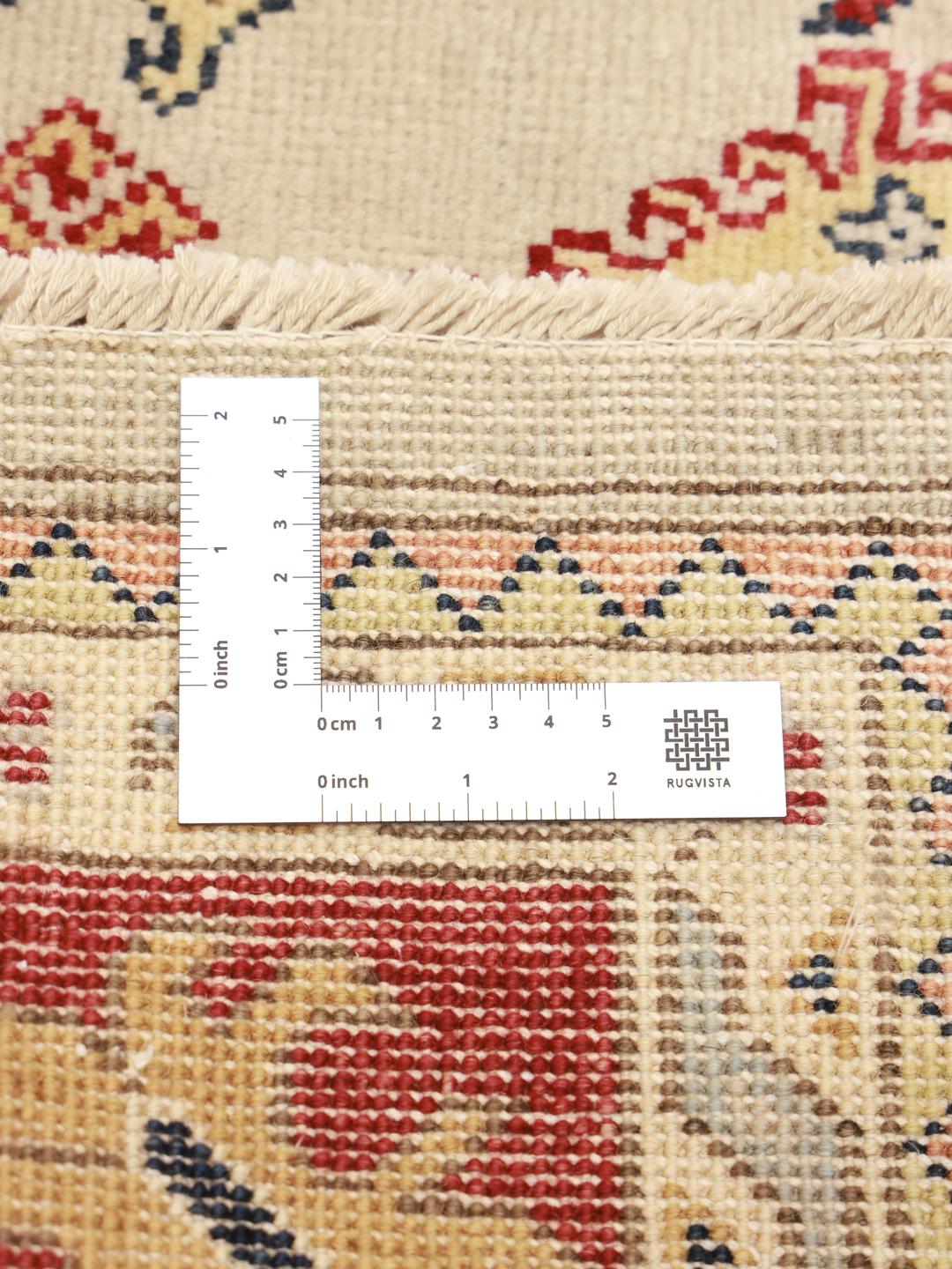 Tapis Kazak noué main originaire d'Afghanistan dans des tons beige et rouge.