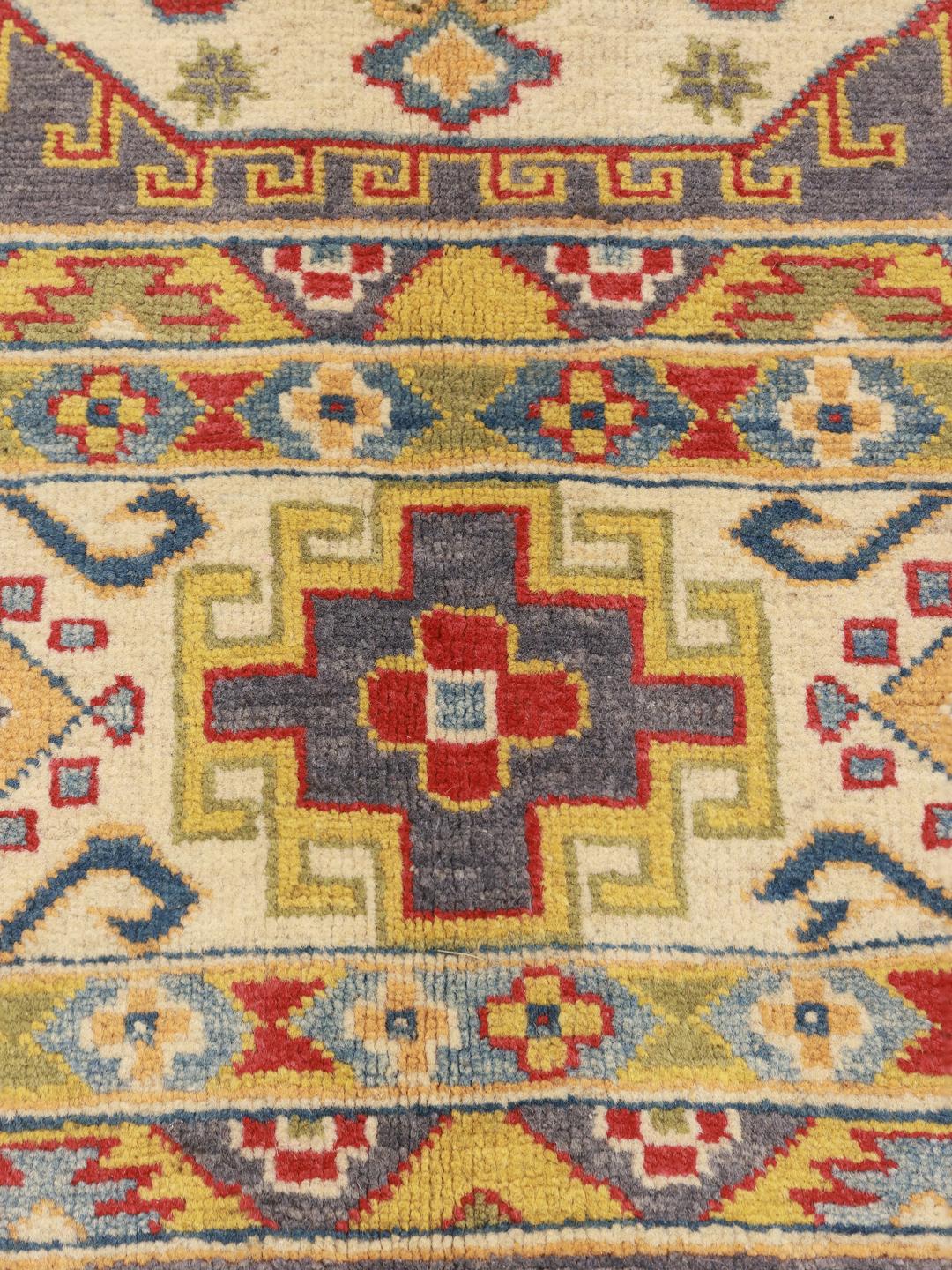 Alfombra Kazak afgana anudada a mano con patrones geométricos en gris y multicolor