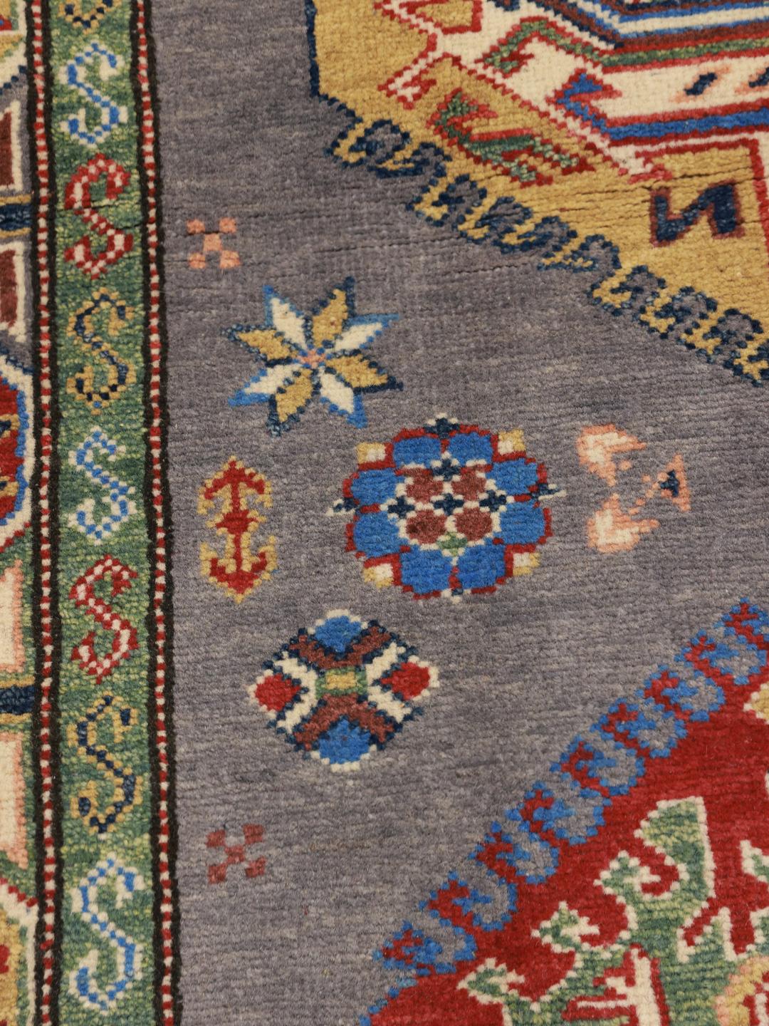 Covor tip runner Kazak înnodat manual din Afganistan cu design geometric gri și multicolor