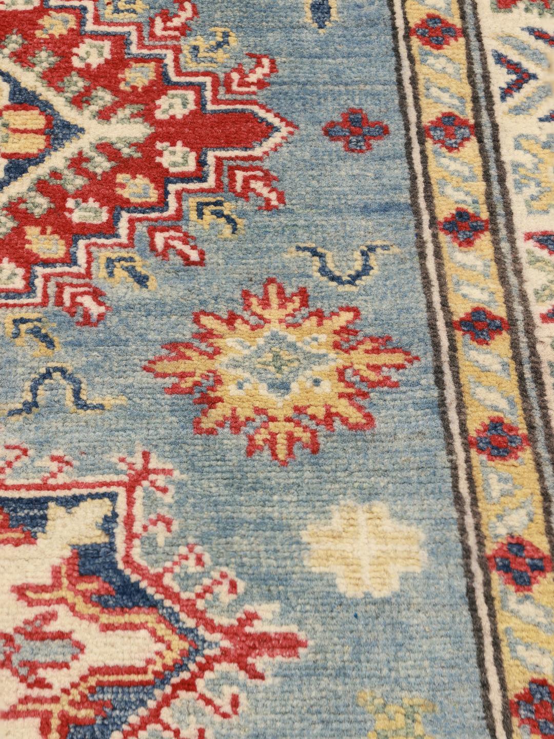 Runner Kazak înnodat manual cu câmp albastru și modele geometrice cu medalion