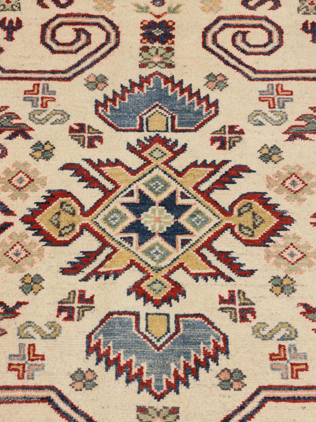 Tapis afghan Kazak noué à la main avec une bordure rouge dynamique et des motifs géométriques