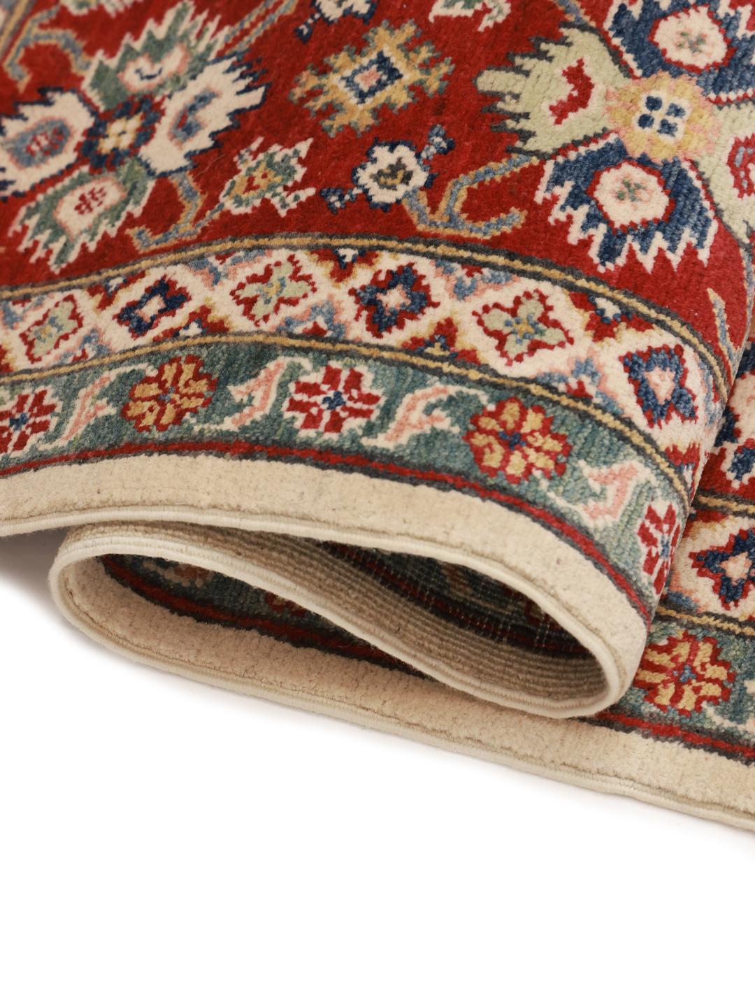 Tapis afghan Kazak noué à la main avec une bordure rouge dynamique et des motifs géométriques