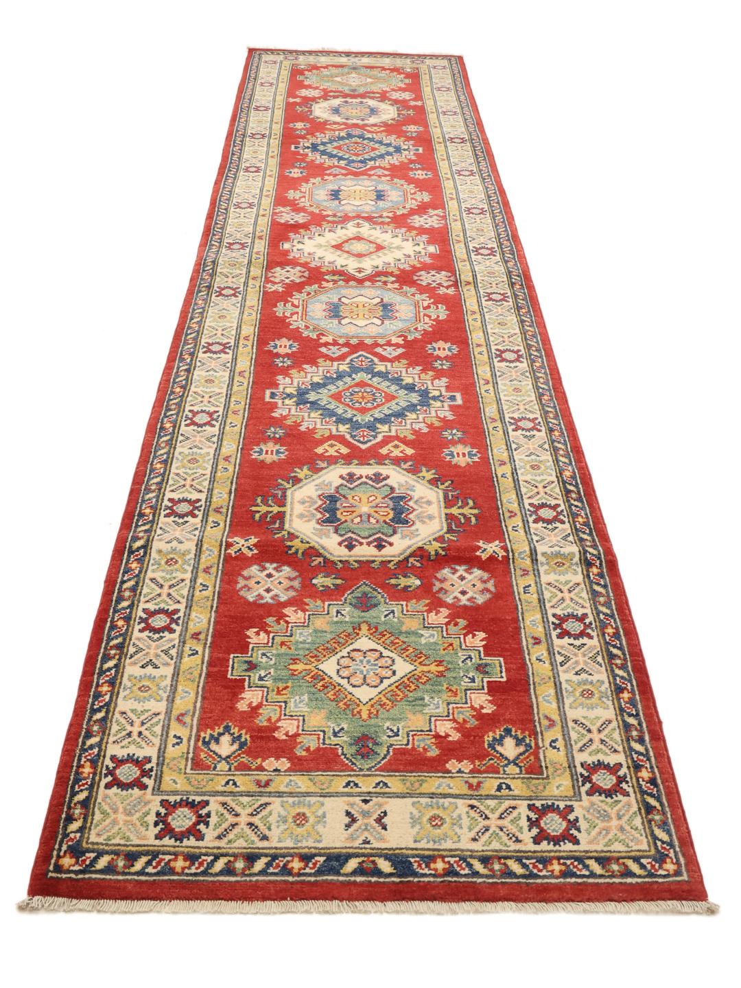 Tapis couloir afghan Kazak noué à la main avec un champ rouge vif et des motifs géométriques