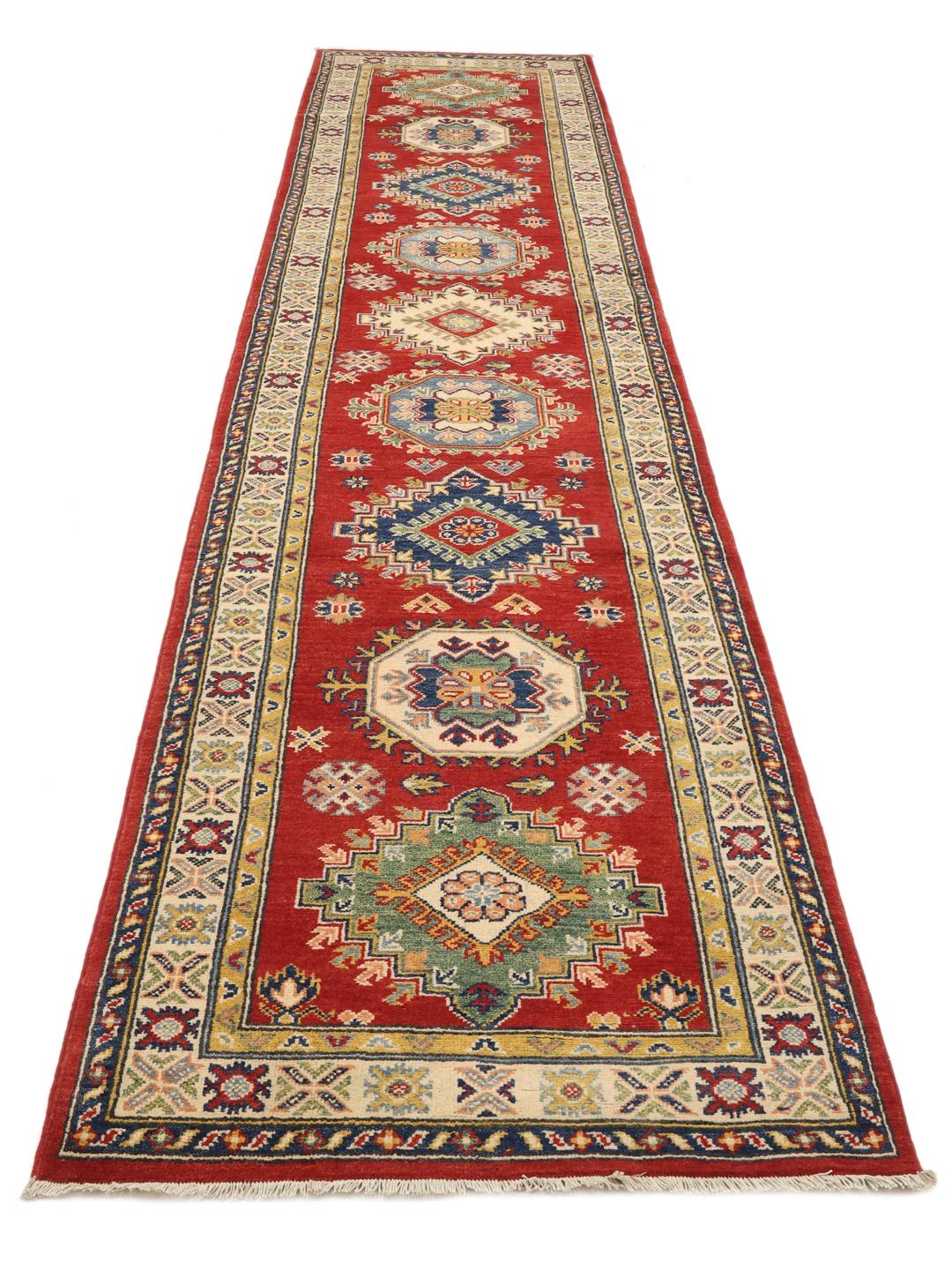 Tapis couloir afghan Kazak noué à la main avec un champ rouge vif et des motifs géométriques