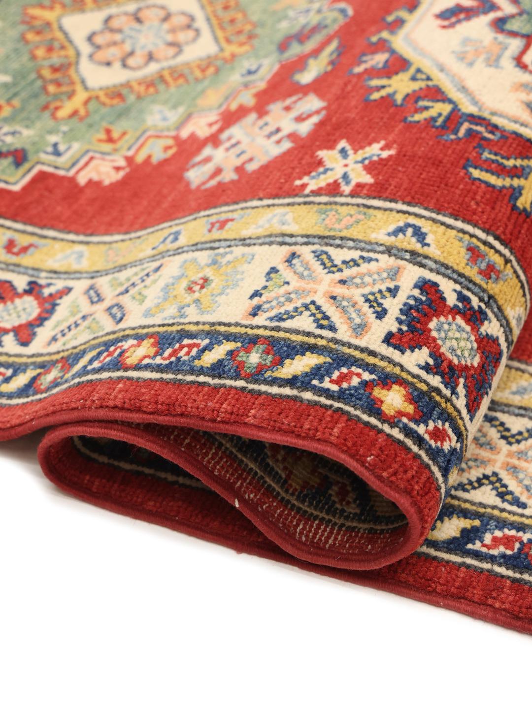 Tapis couloir afghan Kazak noué à la main avec un champ rouge vif et des motifs géométriques