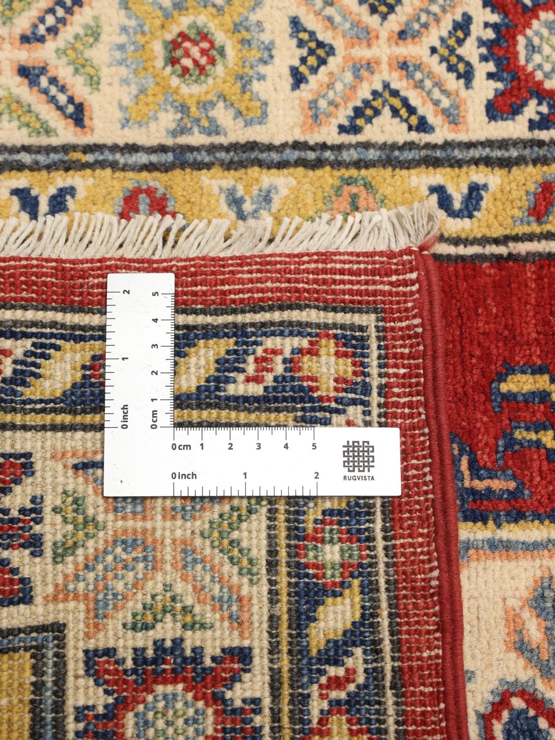 Tapis couloir afghan Kazak noué à la main avec un champ rouge vif et des motifs géométriques