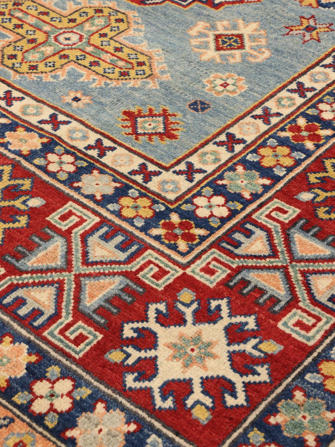 Covor Kazak înnodat manual din Afganistan cu un design geometric albastru și roșu