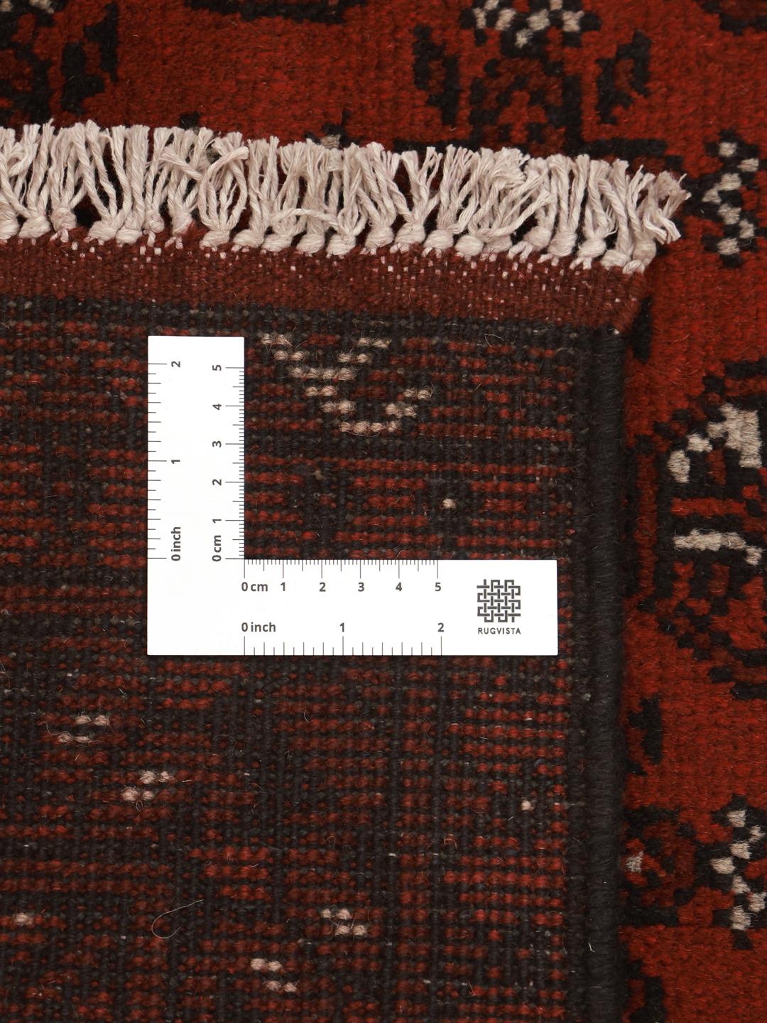 Håndknyttet Afghan Akhche-tæppe med traditionelt rødt felt og mørke geometriske mønstre