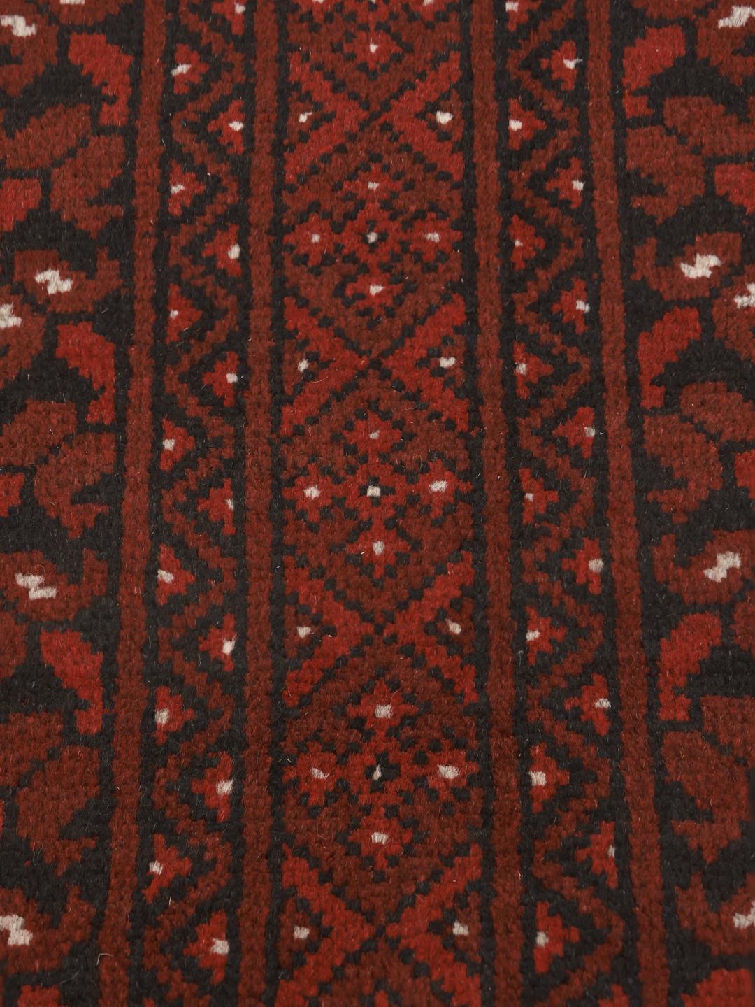 Håndknyttet Afghan Akhche-tæppe med traditionelt rødt felt og mørke geometriske mønstre
