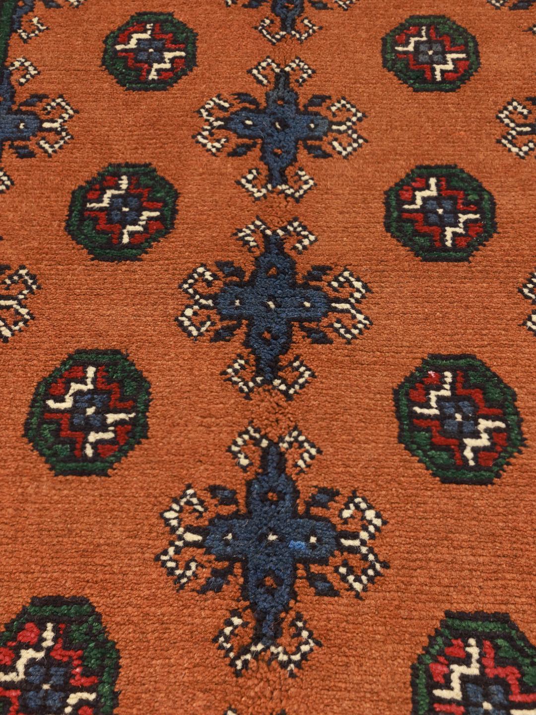 Håndlavet Afghan Akhche-tæppe med traditionelle geometriske mønstre i varme brune nuancer