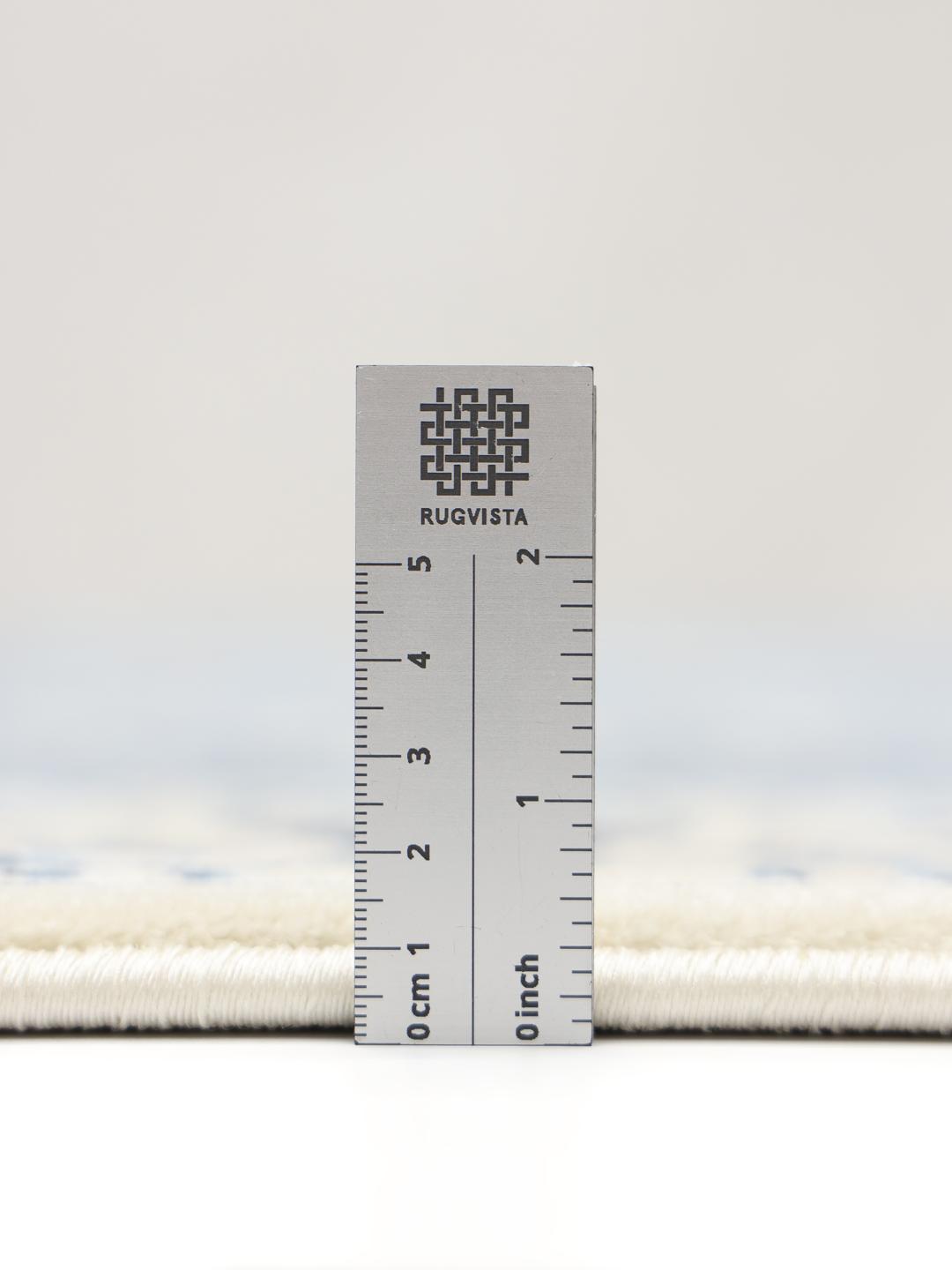 Een lichtblauwe loper met een klassiek bloemmotief