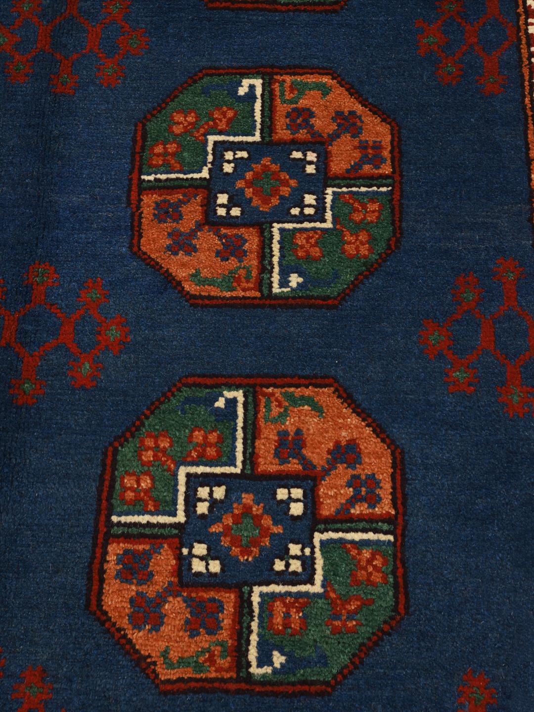 Handgeknoopt Afghan tapijt met een blauw veld en traditionele motieven